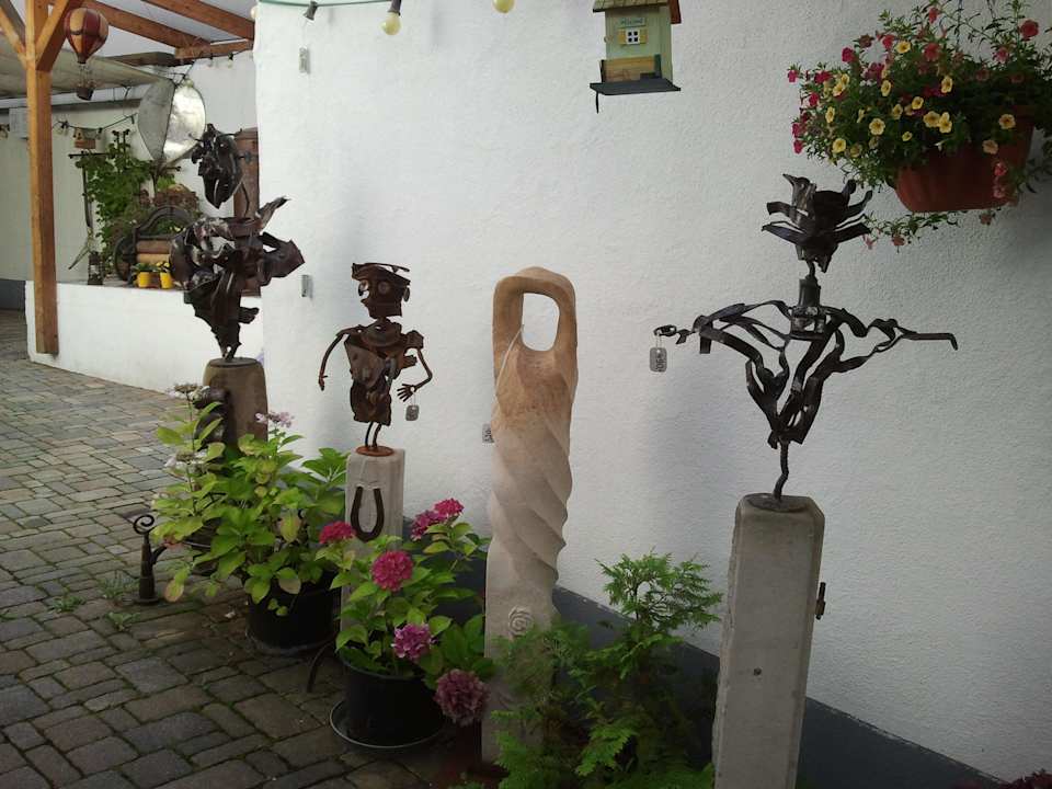 Kunst im Innenhof Ferienweingut Nichterlein