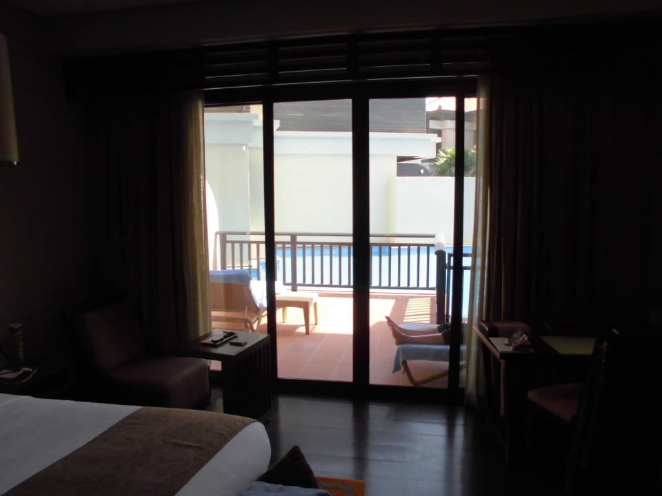 Blick aus dem Zimmer auf den Pool Anantara The Palm Dubai Resort