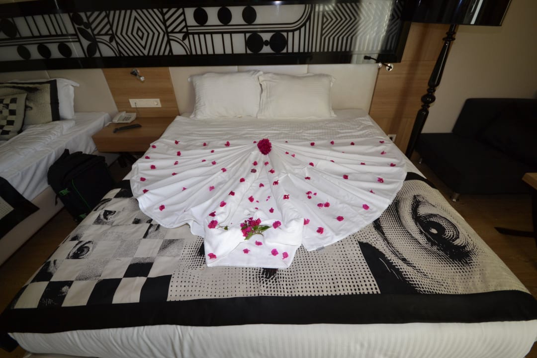 Eine der Bettdekorationen Hotel Delphin Imperial