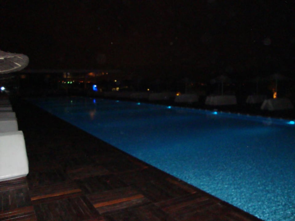 Poolanlage by night Hotel SU & Aqualand