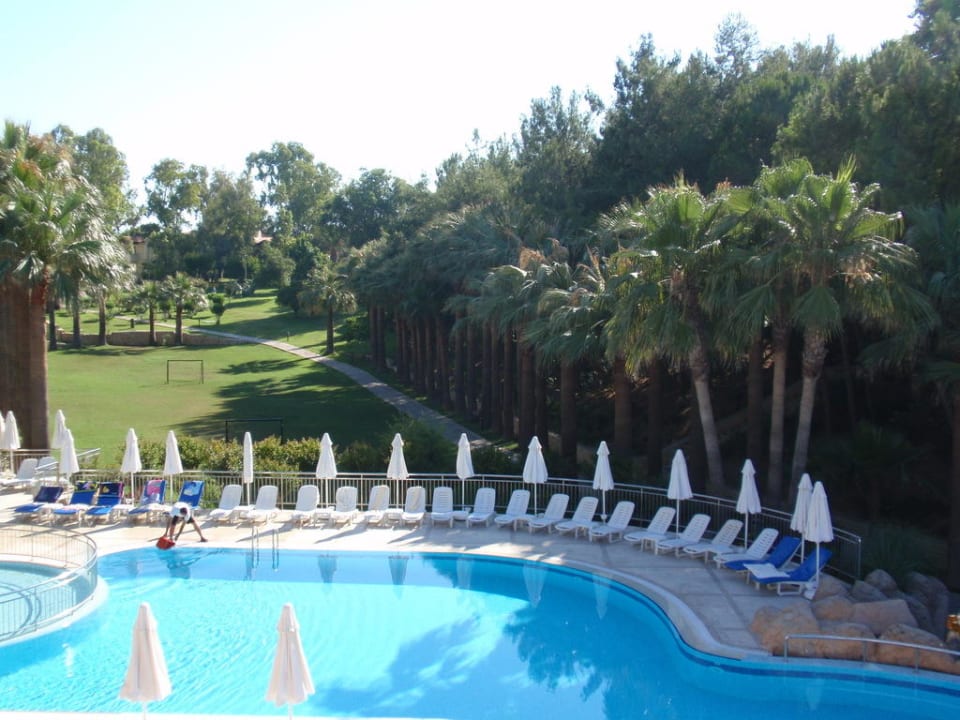 Blick auf den oberen Pool und die Gartenanlage Melas Holiday Village