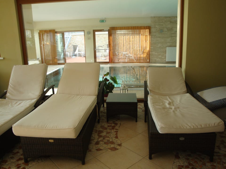 Ruheraum mit Blick zum Pool SIMON - das Vitalhotel