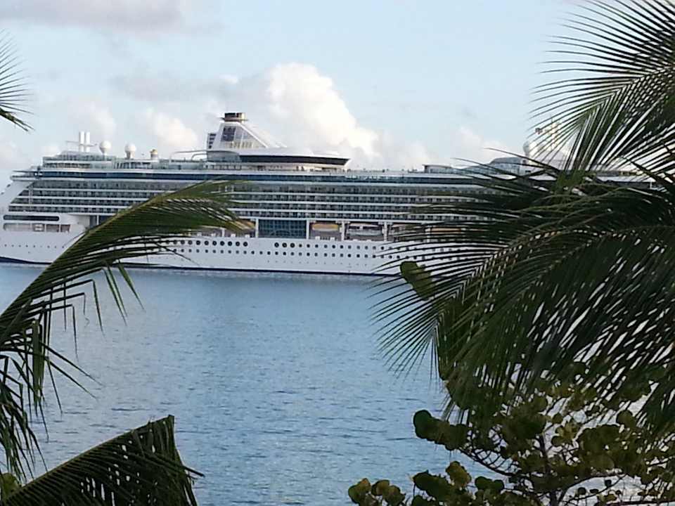 Kreuzfahrschiffe ganz nah Hotel Coconut Beach Club