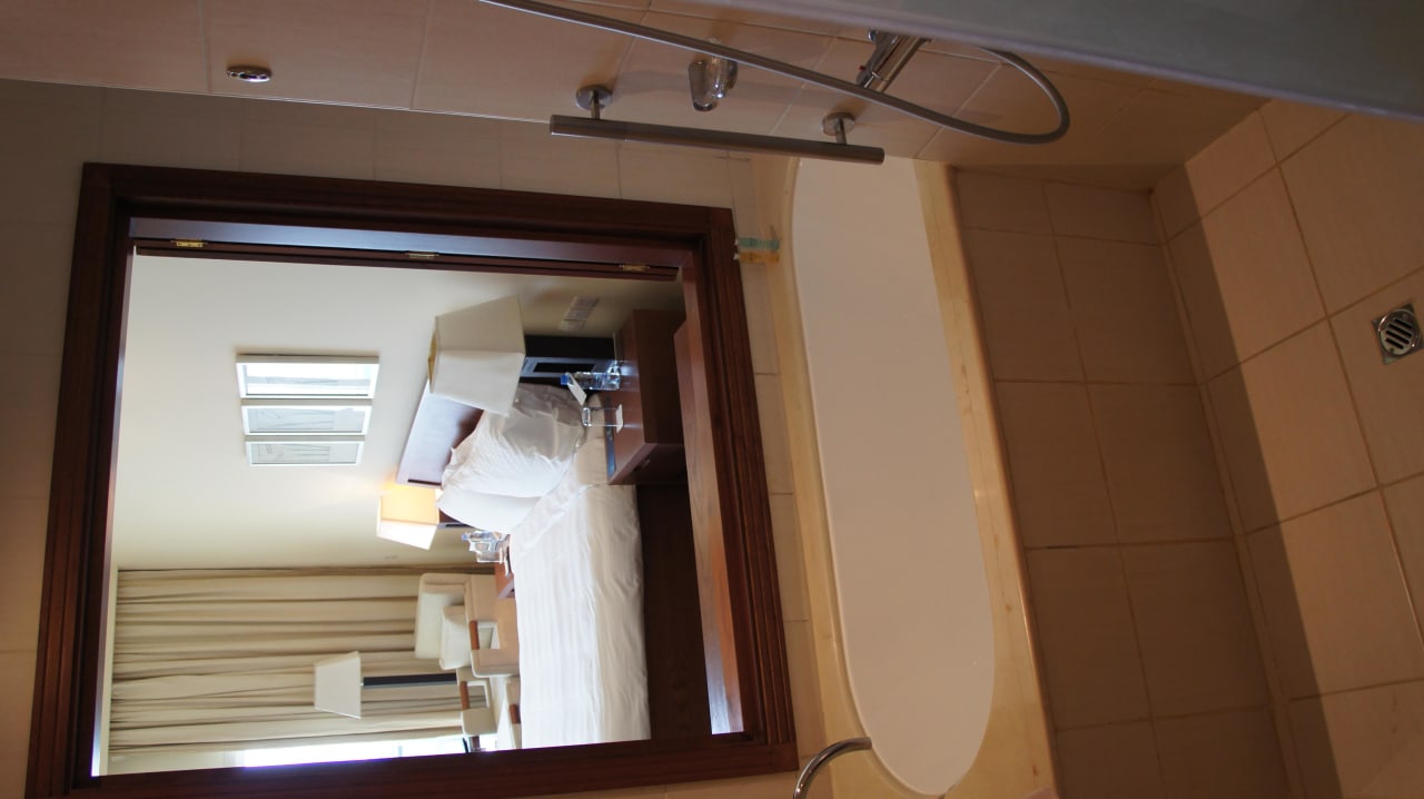 Blick vom Bad auf das Bett Radisson Blu Resort Fujairah