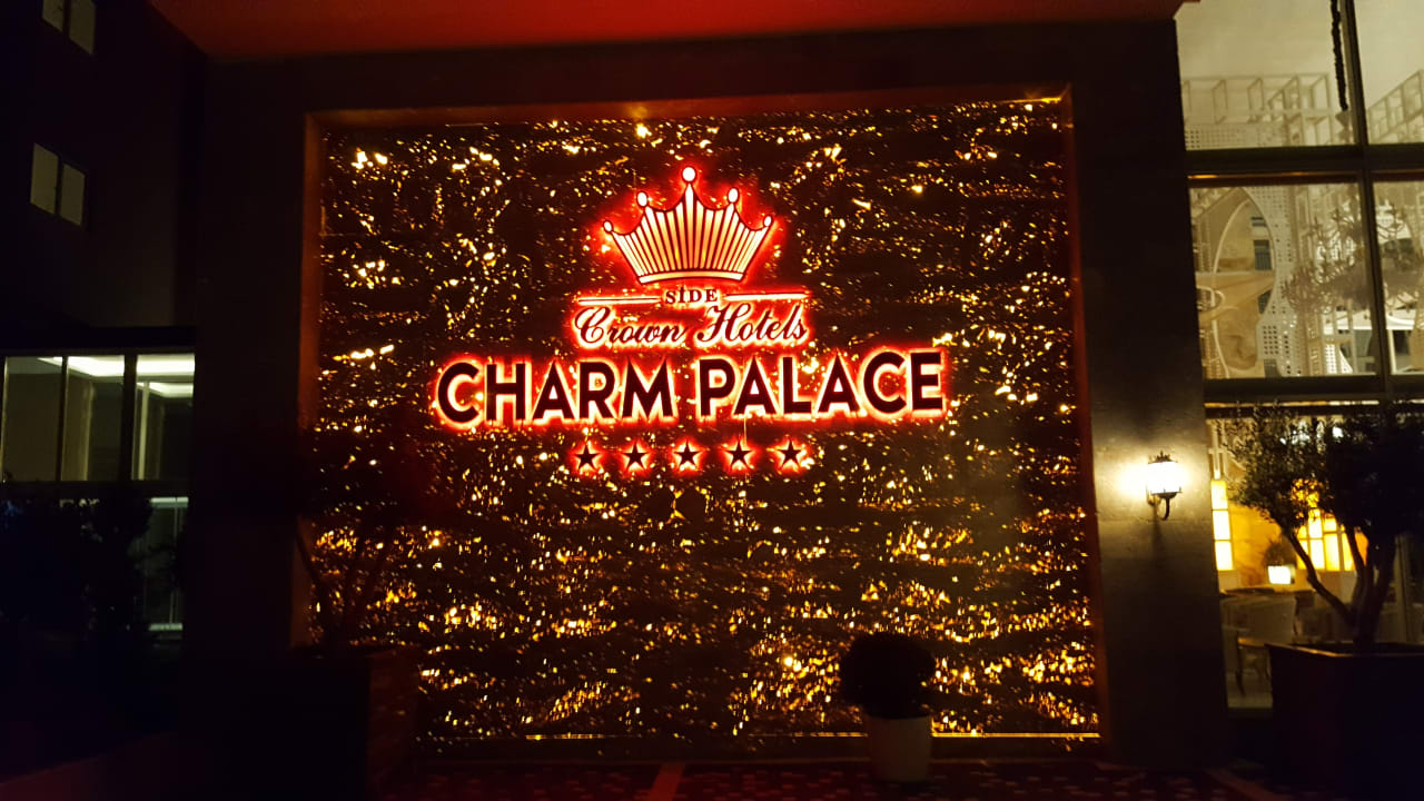 Lobby Well Palace Side