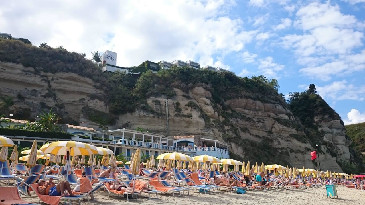 Blick vom Strand zum Hotel oben Aldiana Club Rocca Nettuno Calabria