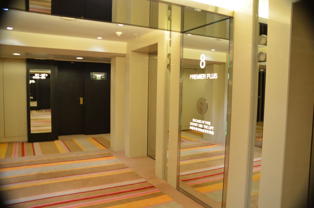 Elevator The Royal Pacific Hotel & Towers