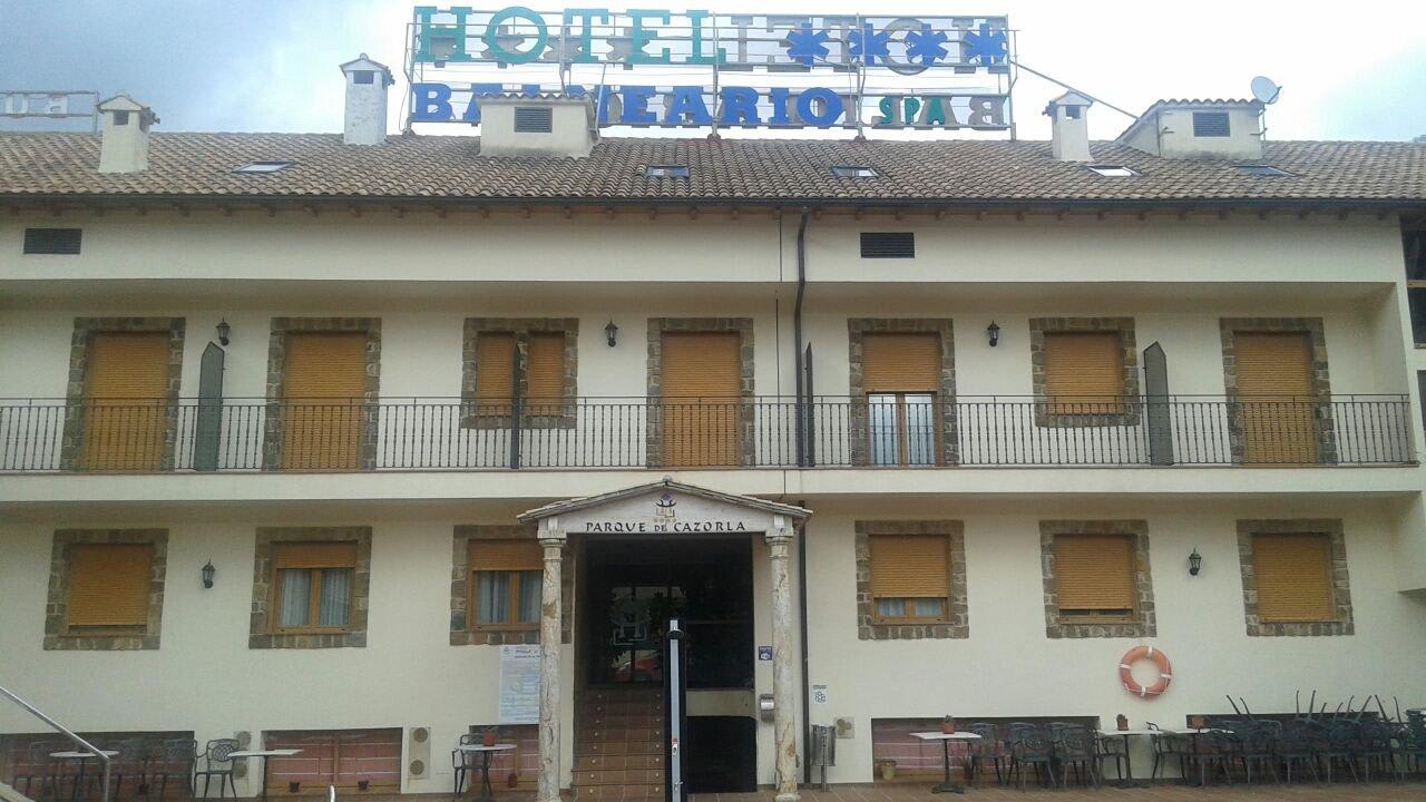Fachada de la parte trasera junto a la piscina Hotel Balneario Parque de Cazorla