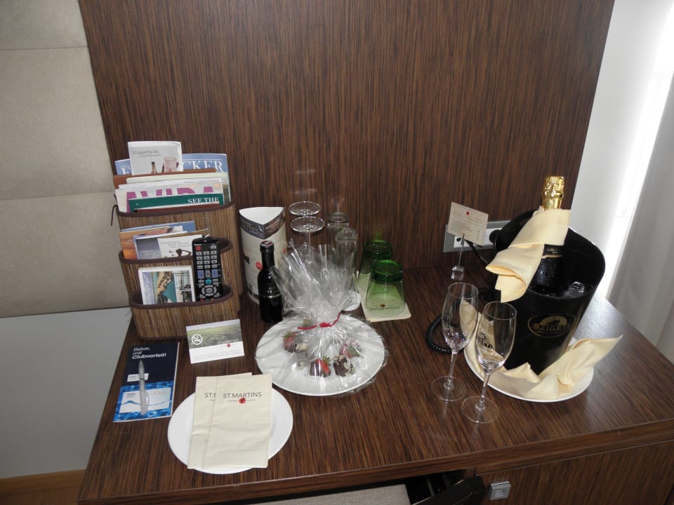 Sekt und Schokofrüchte St. Martins Therme & Lodge Hotel