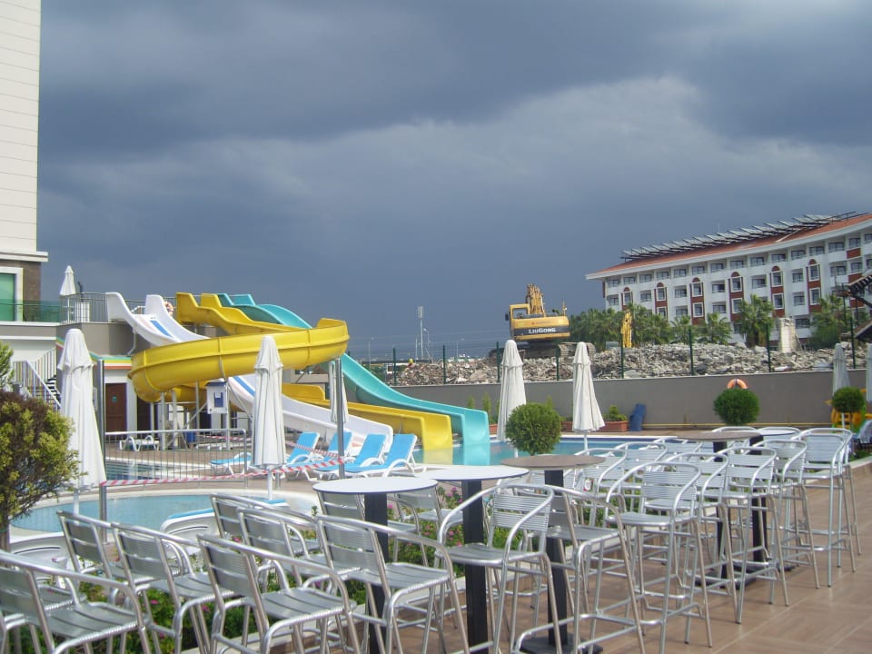 Schmutz und Krach bei Abrißarbeiten Luna Blanca Resort & Spa