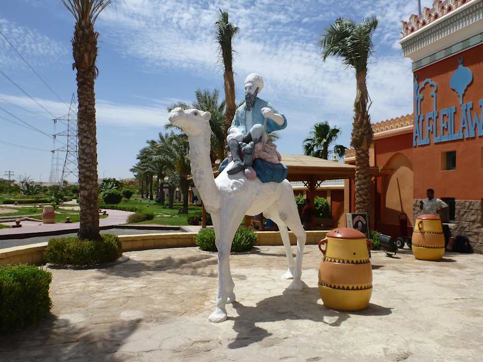 Vorm Eingang links Pickalbatros Alf Leila Wa Leila Resort - Neverland Hurghada