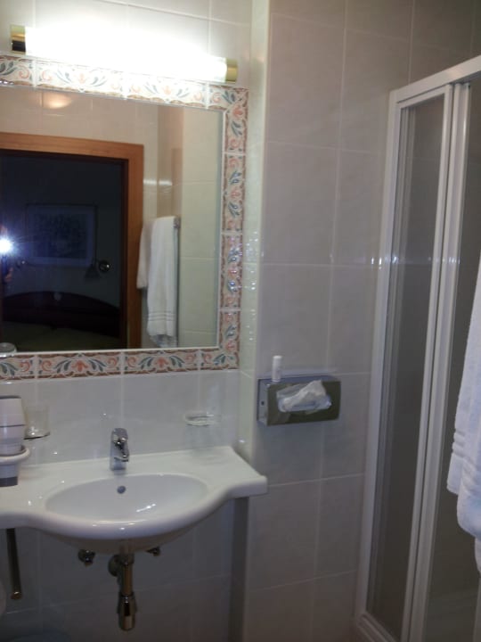 Sehr kleines Badezimmer Hotel Garni Alpenglühn