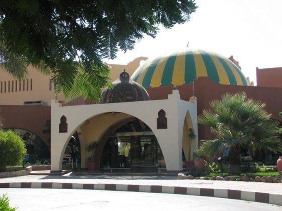 Podjazd pod budynek główny Hotel Nubian Village