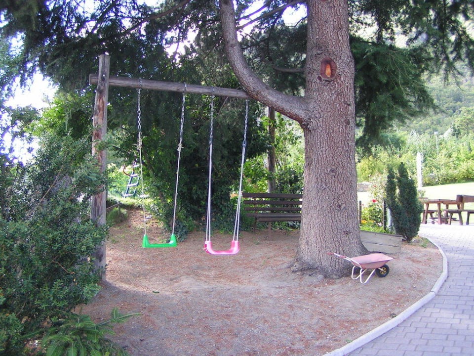 Spielplatz mit Schaukeln und Sandkasten Nischlhof Appartements