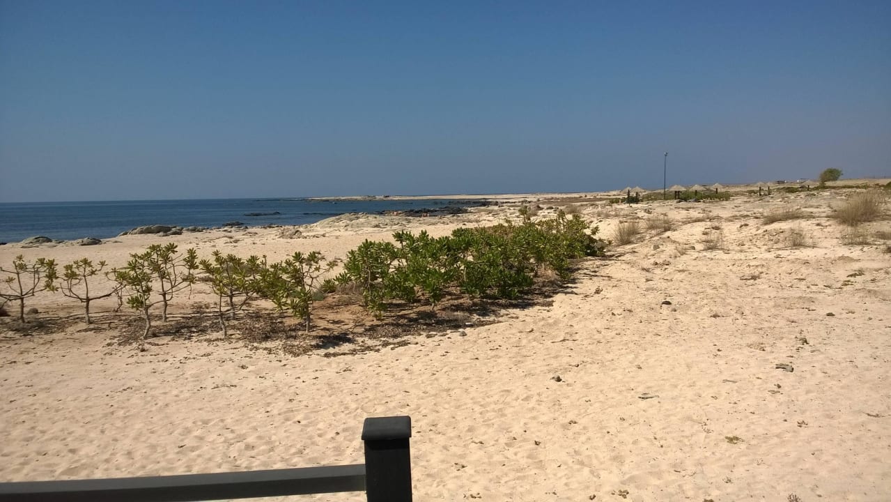 Bereich zwischen Hotel und dem Meer Wyndham Garden Salalah Mirbat