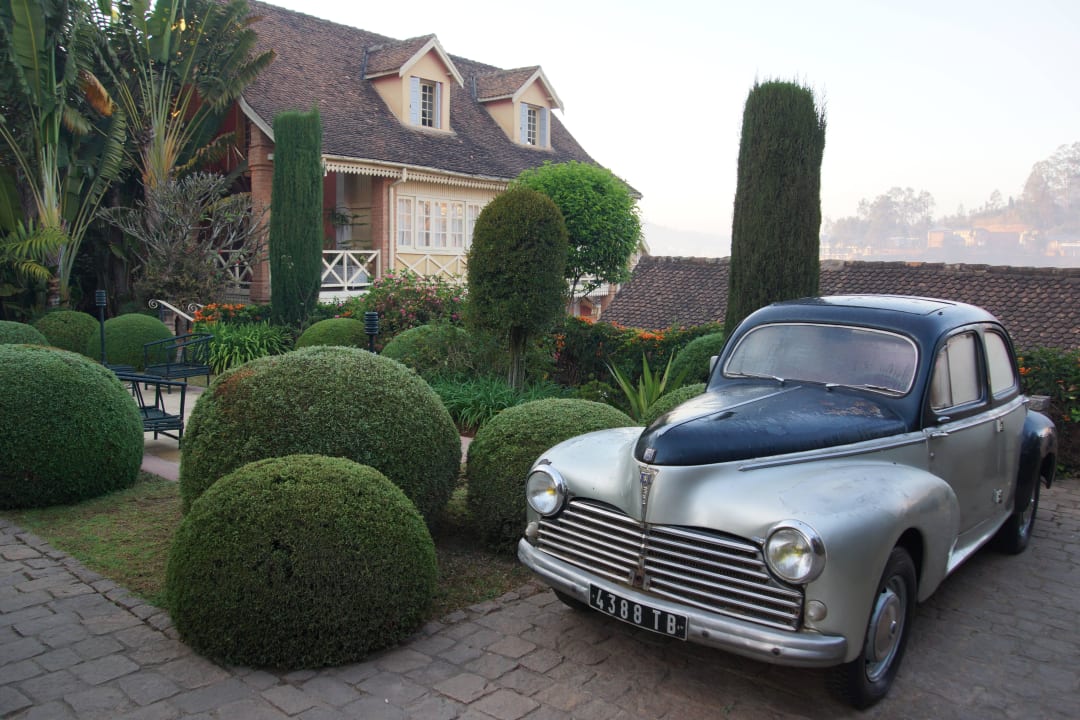 Garten mit Oldtimer Tsara Guest House
