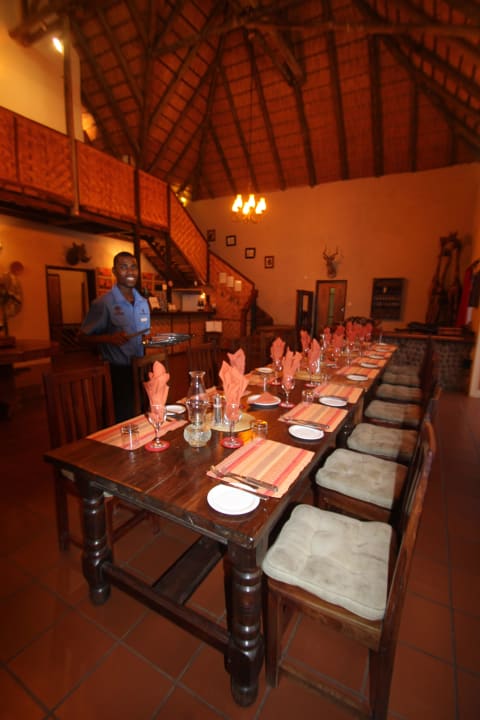 Großer Esstisch für alle Gäste und Staff Hotel The Garden Lodge On The Chobe River
