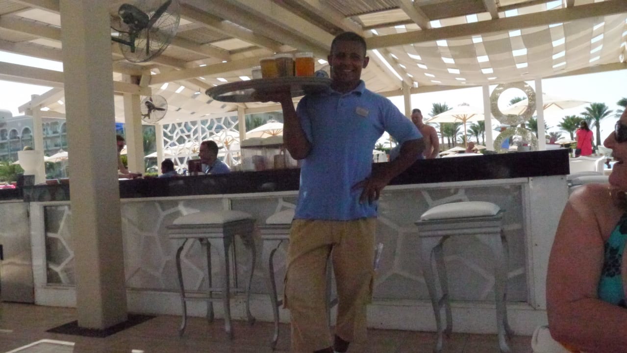 Carlos hat immer ein Lächeln Premier Le Reve Hotel & Spa