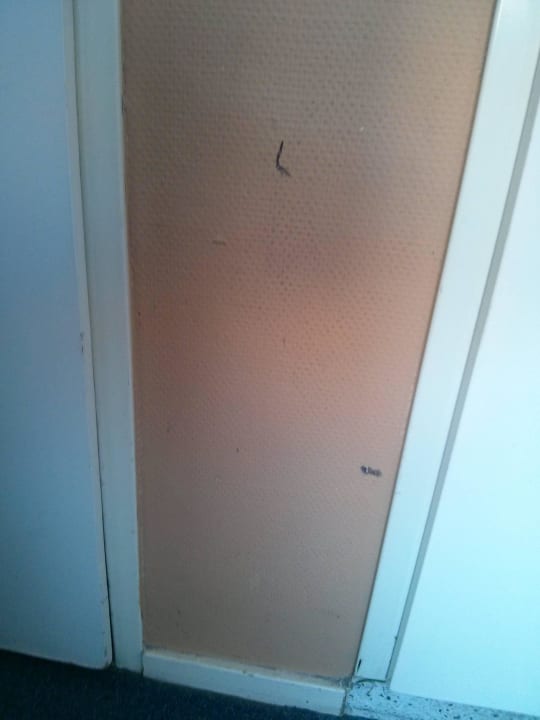 Dirty wall Hotel Old Quarter