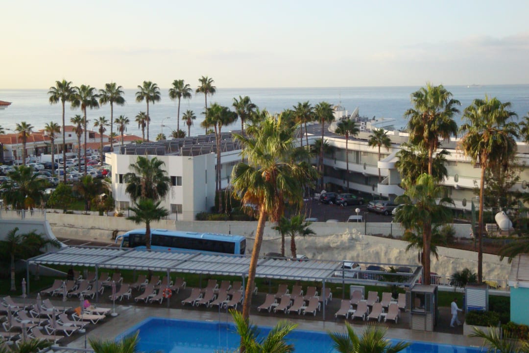 Ausblick auf einen Pool, und das Hovima Ferienhaus. Dort kan Hotel Riu Arecas - Adults only