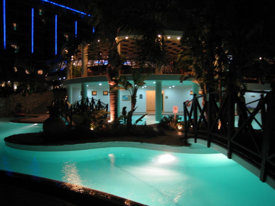 Pool am Abend Hotel Calypso Beach