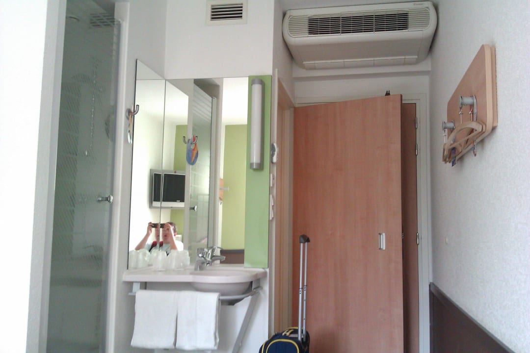 Drzwi wejściowe a po lewej łazienka ibis budget Hotel Wrocław Stadion