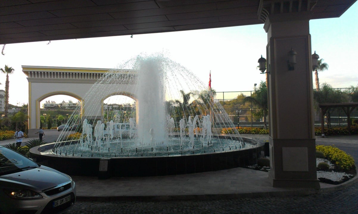 Springbrunnen vor dem  Eingang Diamond Excellence Resort & Spa
