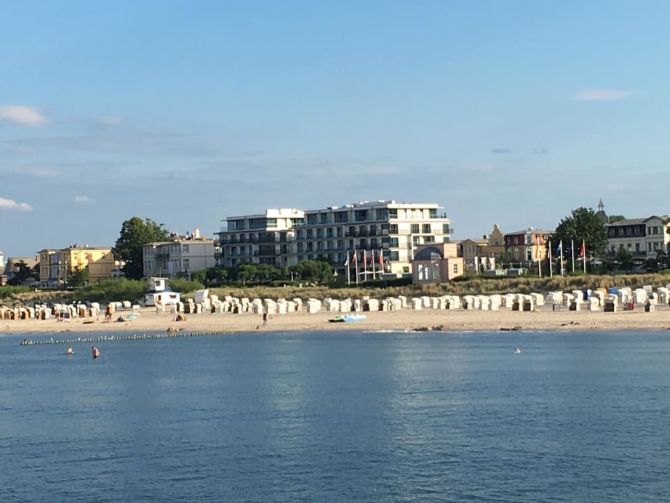 Blick von der Seebrücke aus SEETELHOTEL Kaiserstrand Beachhotel