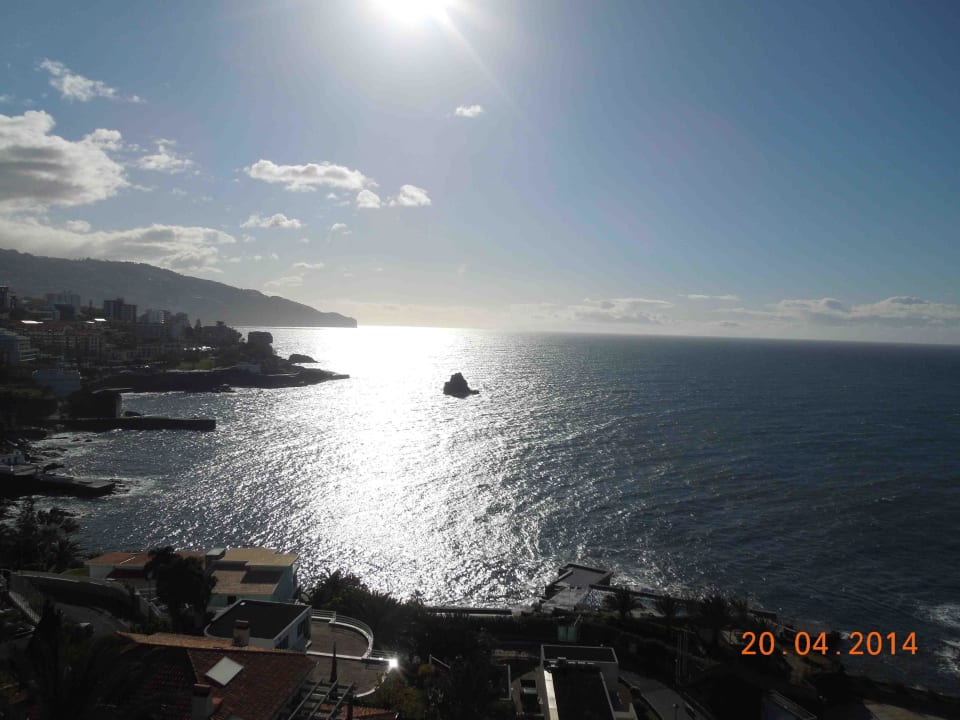 Blick von der Frühstücks-Terrasse  morgens nach O Hotel Madeira Regency Cliff