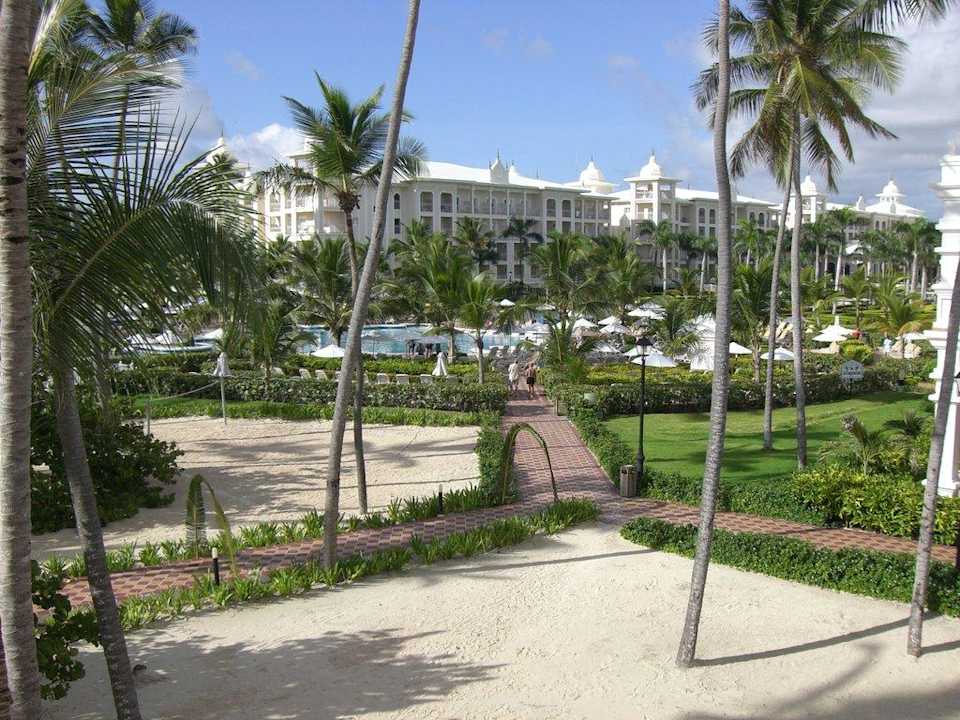 vom Strandrestaurant auf die Anlage Hotel Riu Palace Punta Cana