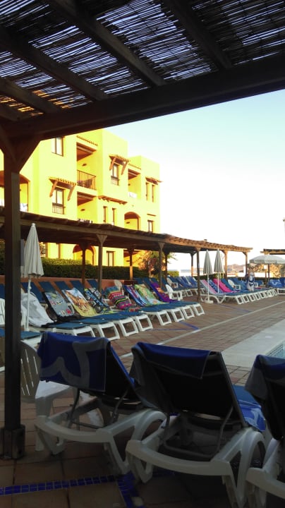 Um 8.30 Uhr alle Liegen reserviert! Insotel Club Tarida Playa