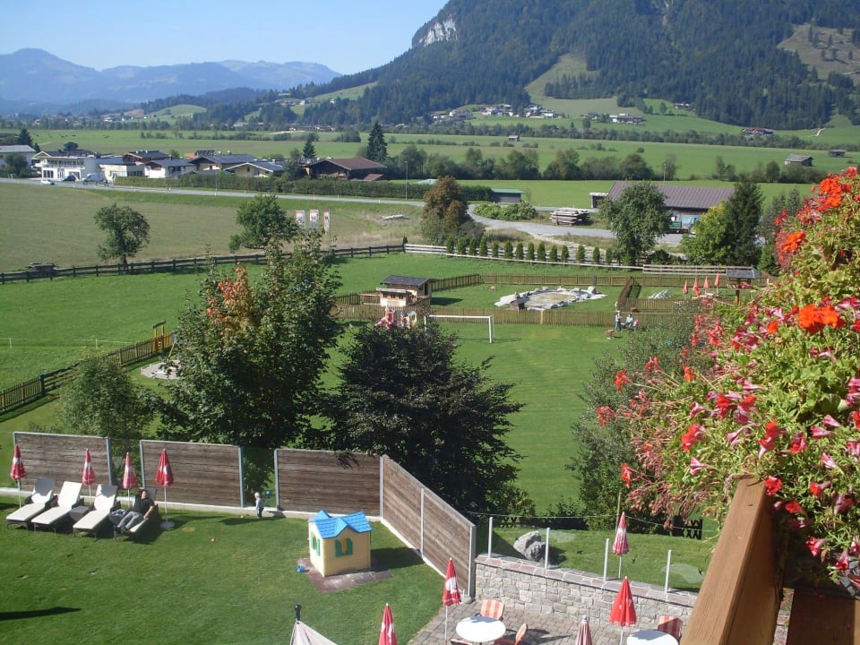 Ausblick vom Balkon auf den Garten Babyhotel Babymio