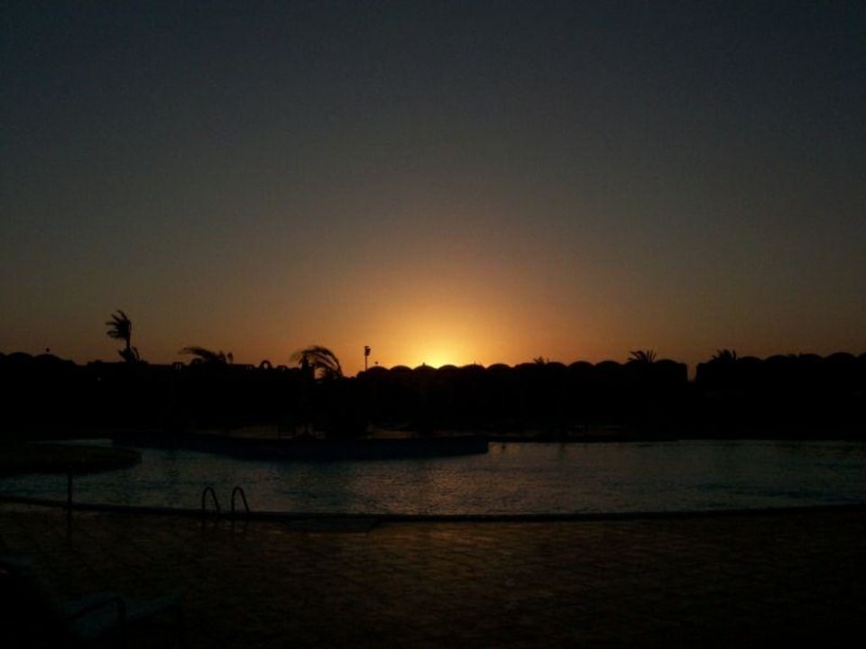Sonnenuntergang am Pool Three Corners Sea Beach Resort