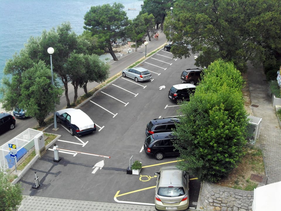 Parkplatz mit Schranke Hotel Marina