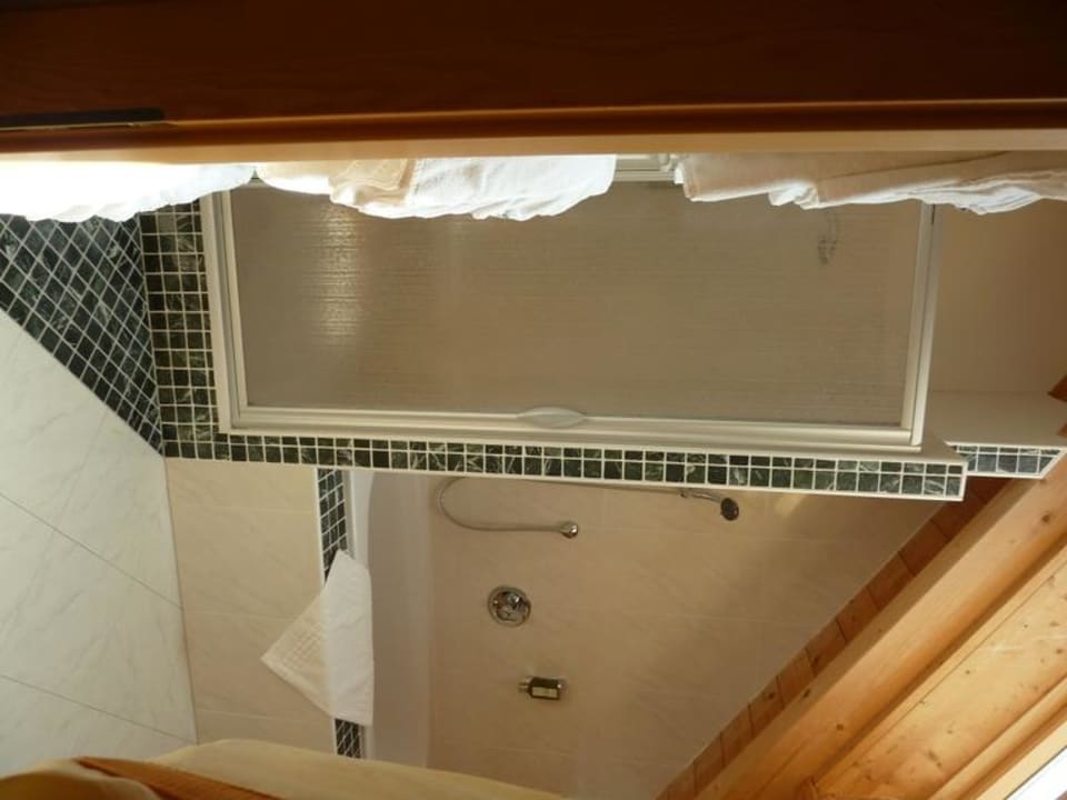 Bad mit Dusche und Wanne Baby- & Kinderhotel Laurentius