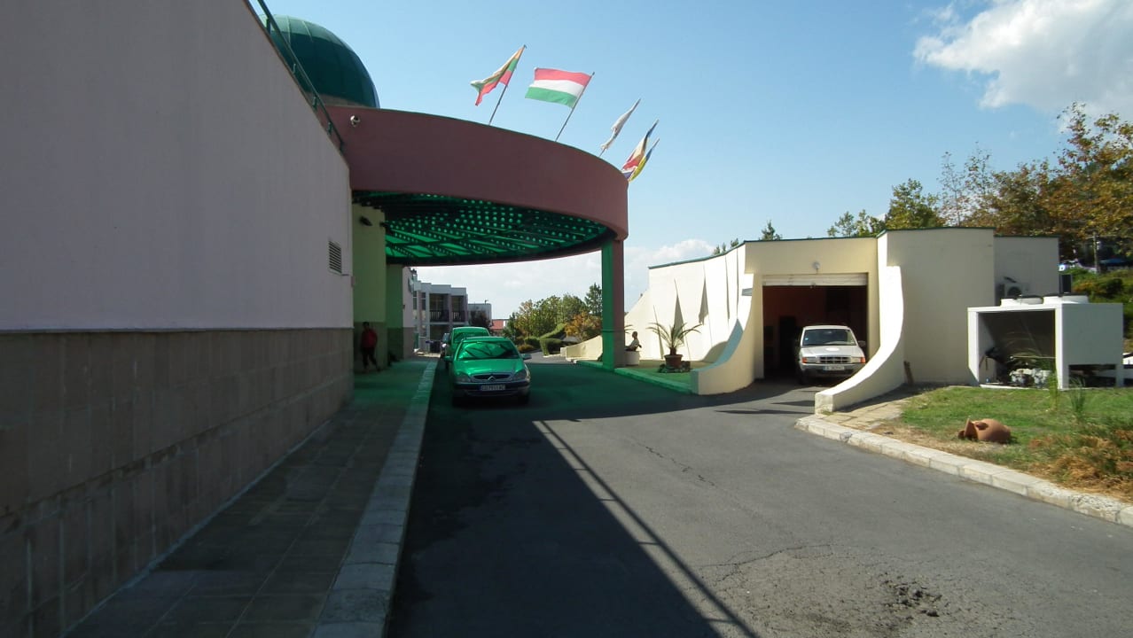 Przy wejściu Paradise Beach Hotel