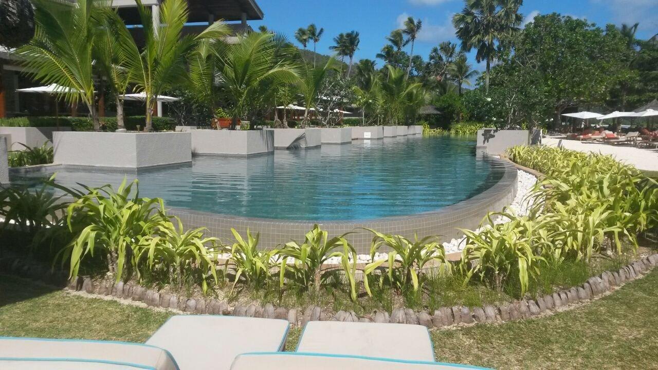 Blick auf den Pool Kempinski Seychelles Resort