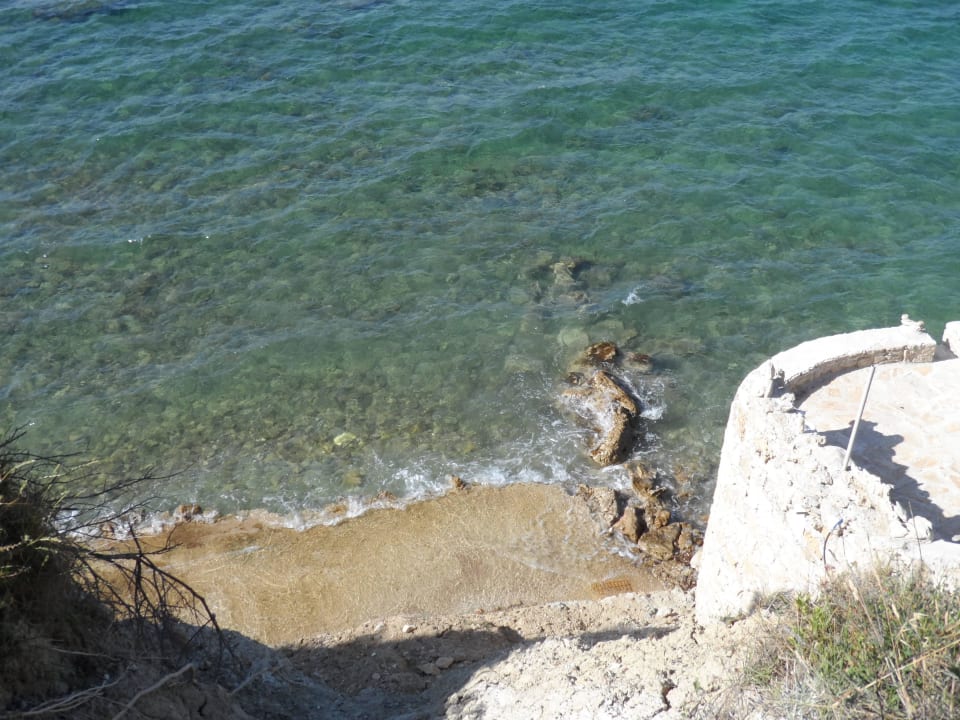 Kamienista plaża poza jedną zatoczką AluaSoul Zakynthos - Adults only