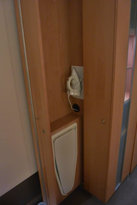 Durchdachte Lösungen / Bügelstation Steigenberger Airport Hotel Amsterdam