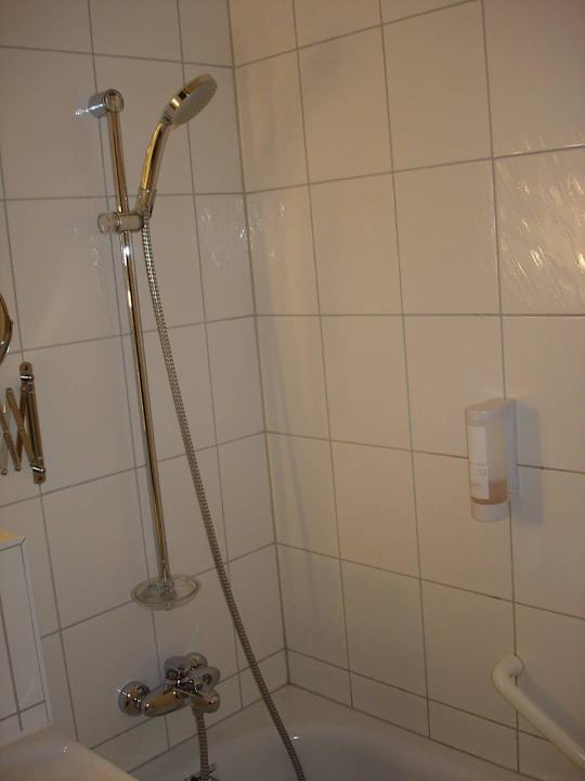 Dusche in der Badewanne Days Inn Leipzig City Centre