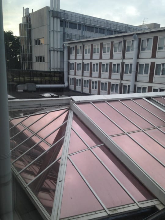 Widok z okna na inną część hotelu NH Noordwijk Conference Centre Leeuwenhorst