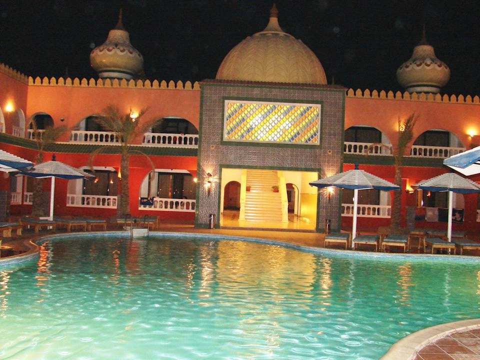 Średni basen nocą Pickalbatros Alf Leila Wa Leila Resort - Neverland Hurghada