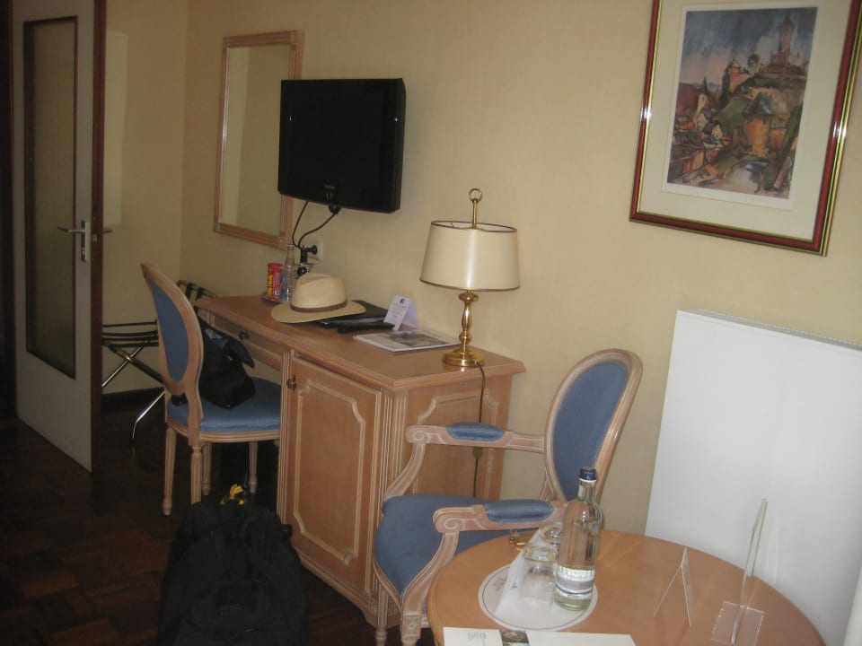 Schreibtisch, Fernseher und Sitzecke Oranien Hotel & Residences Wiesbaden
