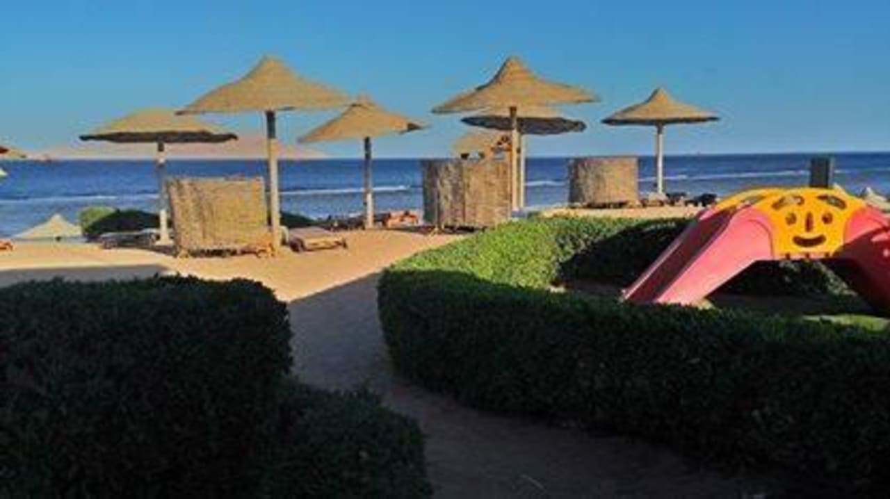 Strand mit Blick auf den Spielplatz Charmillion Gardens Aquapark