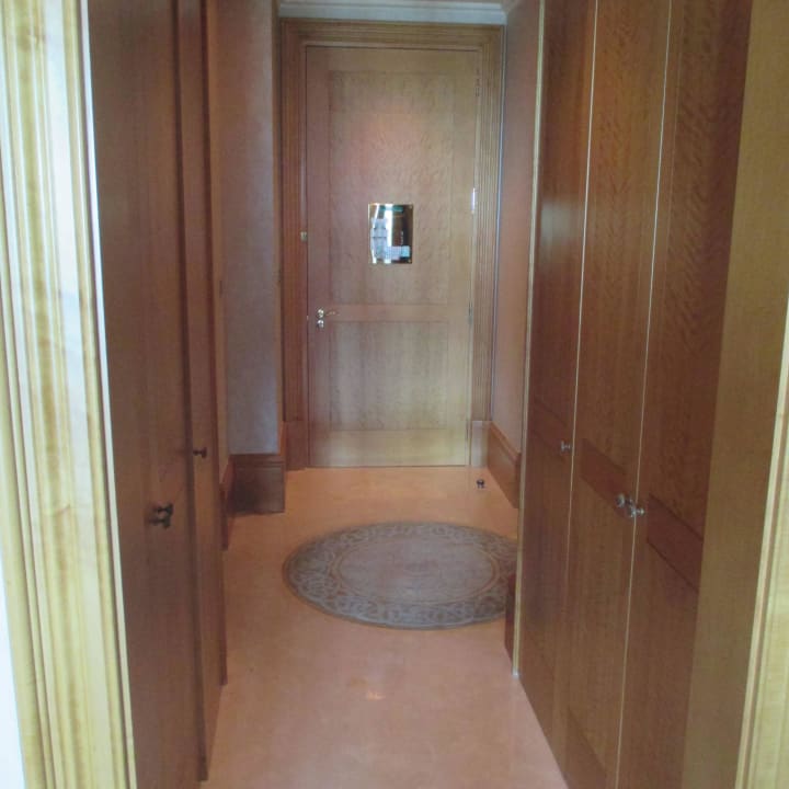 Links und rechts je 3 Türen = Kleiderschrank Emirates Palace Mandarin Oriental