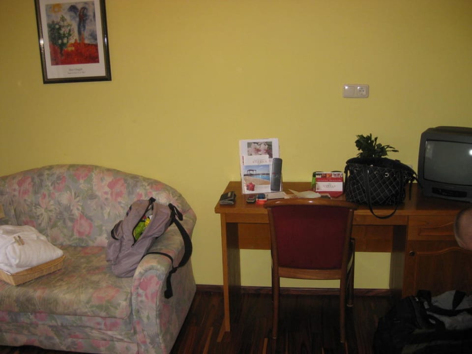 Couch, Tisch und TV Revita Hotel Kocher