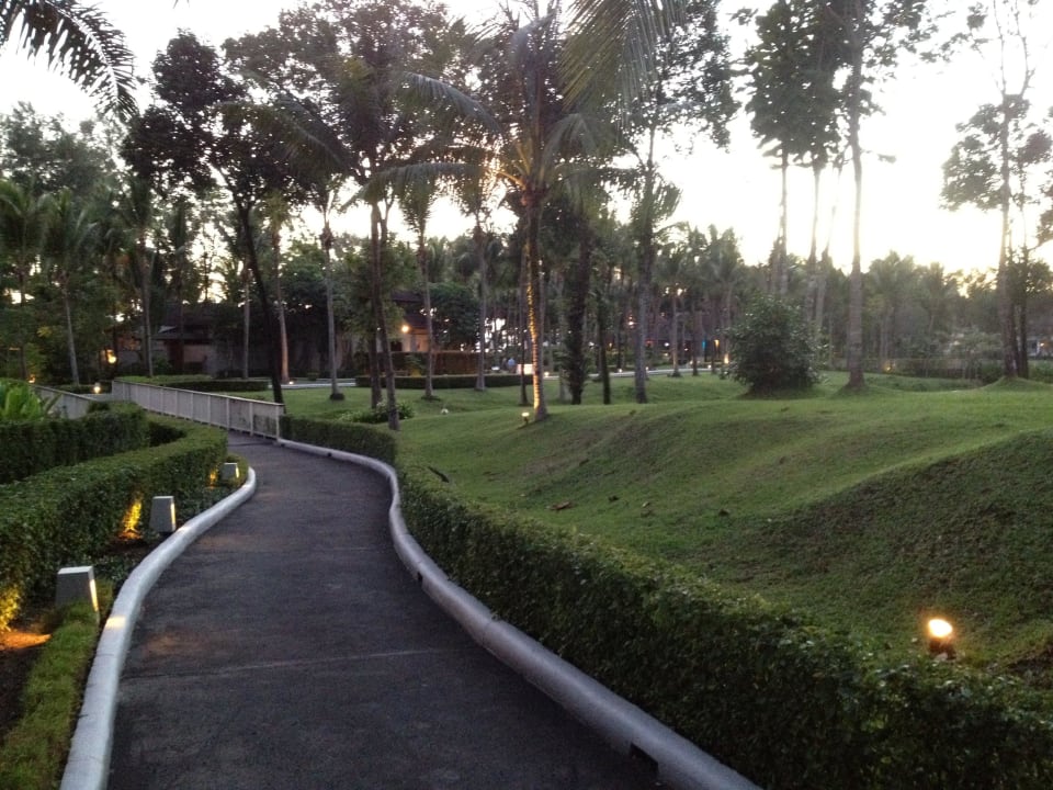 Zugang durch die Gartenanlage zu den Pools und Str Dusit Thani Krabi Beach Resort