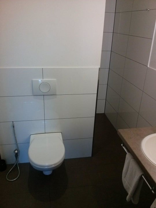 WC, dahinter Dusche KOOS Hotel&Apartments