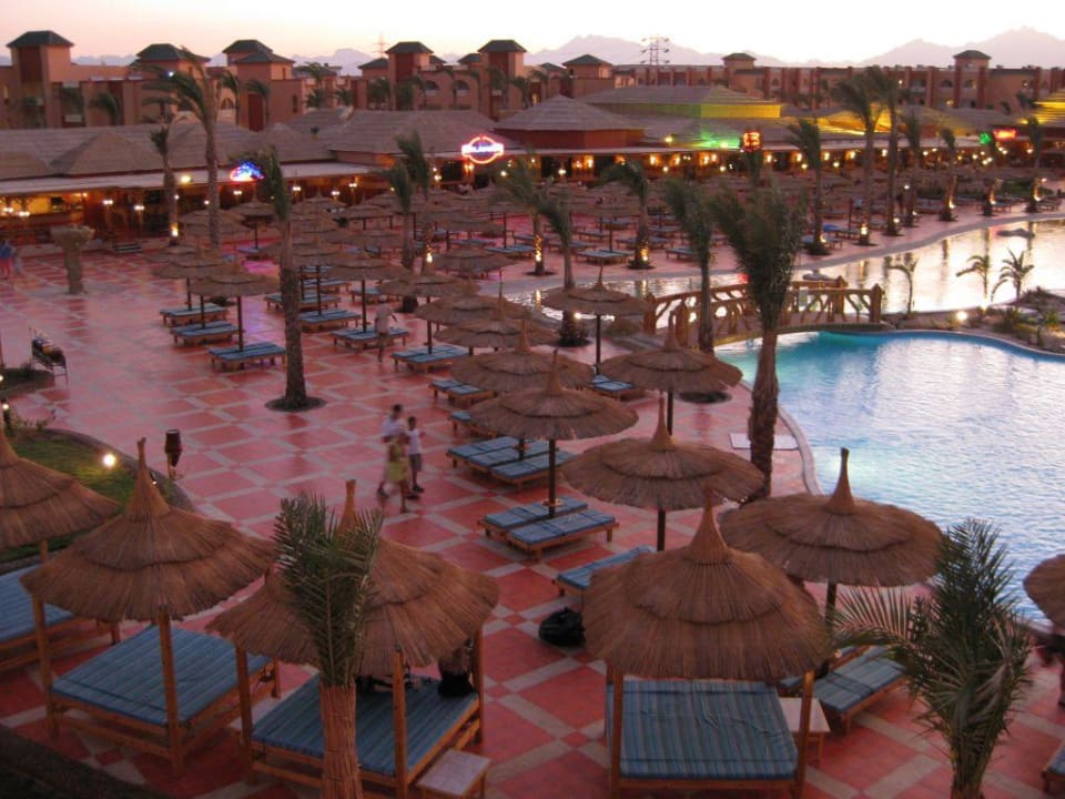 Pool am frühen Abend Pickalbatros Aqua Vista Resort - Hurghada