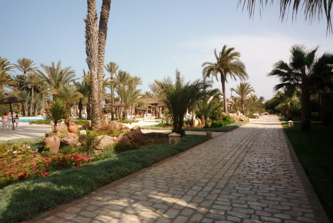 Am Pool vorbei zum Essenssaal Zita Beach Resort